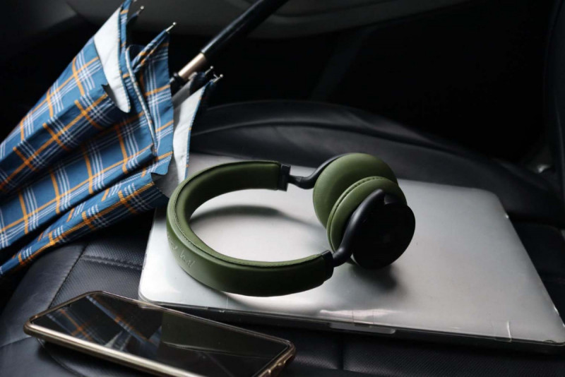 Переваги та недоліки накладних навушників